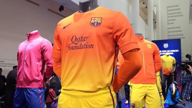 Mẫu áo đấu sân khách của Barca thì sẽ gồm màu cam và màu vàng là màu chủ đạo